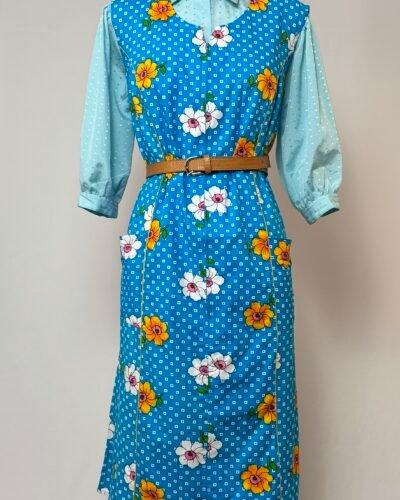 Vestido delantal celeste con flores