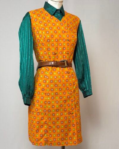 Vestido delantal naranja con estampado de florecillas
