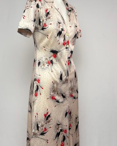 Vestido beige con estampado de flores rojas y blancas
