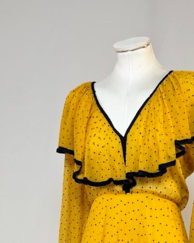 Vestido de gasa amarillo con topos negros