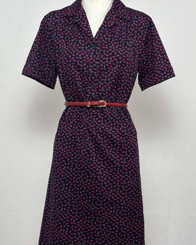 Vestido con topos rojos y morados