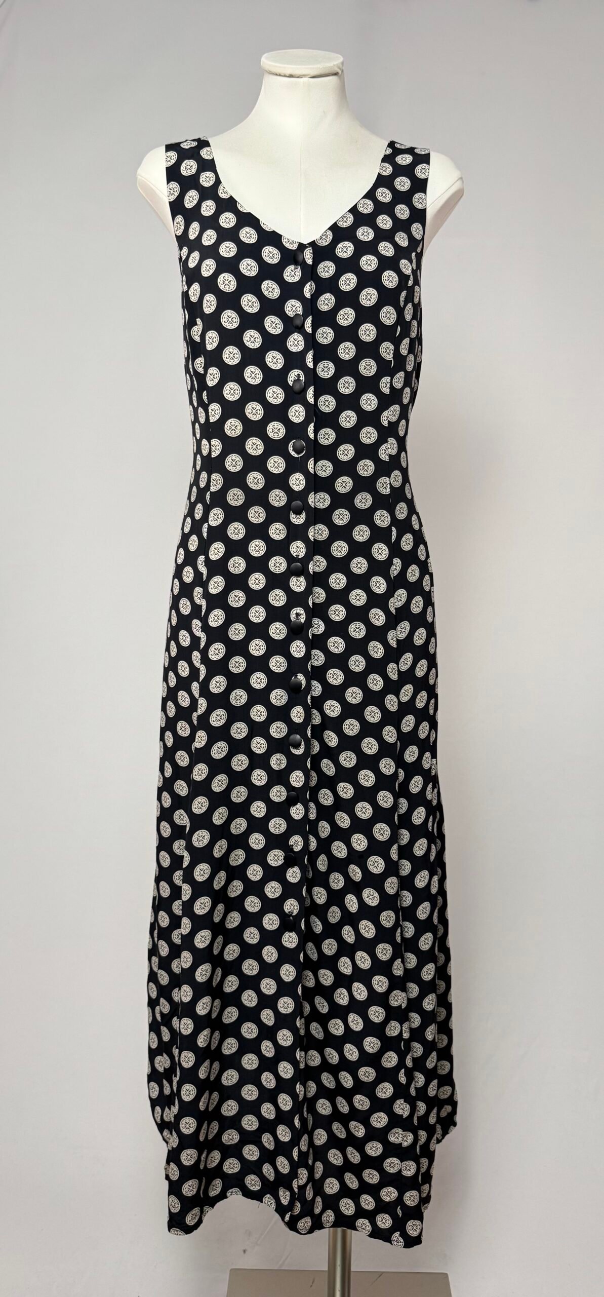 Vestido negro con medallones - Imagen 2