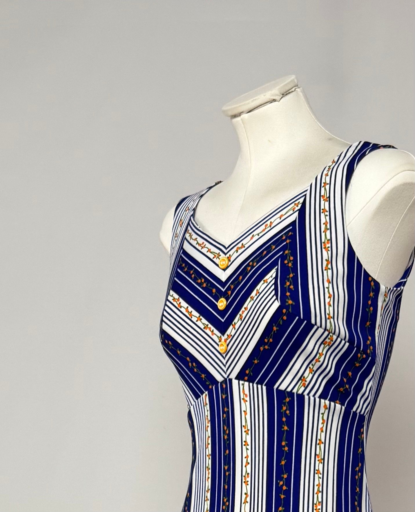 Mini vestido con líneas azules y blancas - Imagen 3