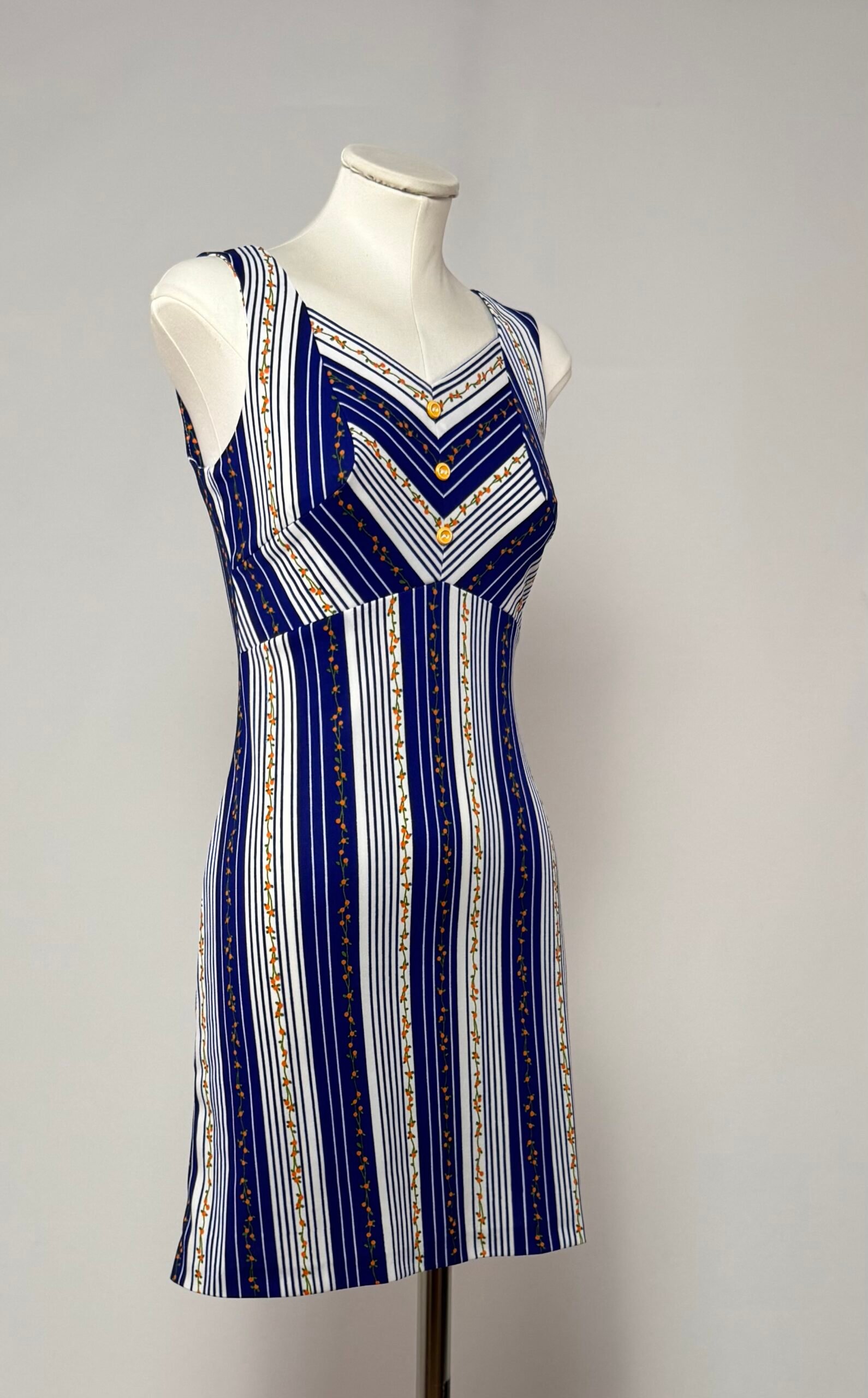 Mini vestido con líneas azules y blancas - Imagen 4