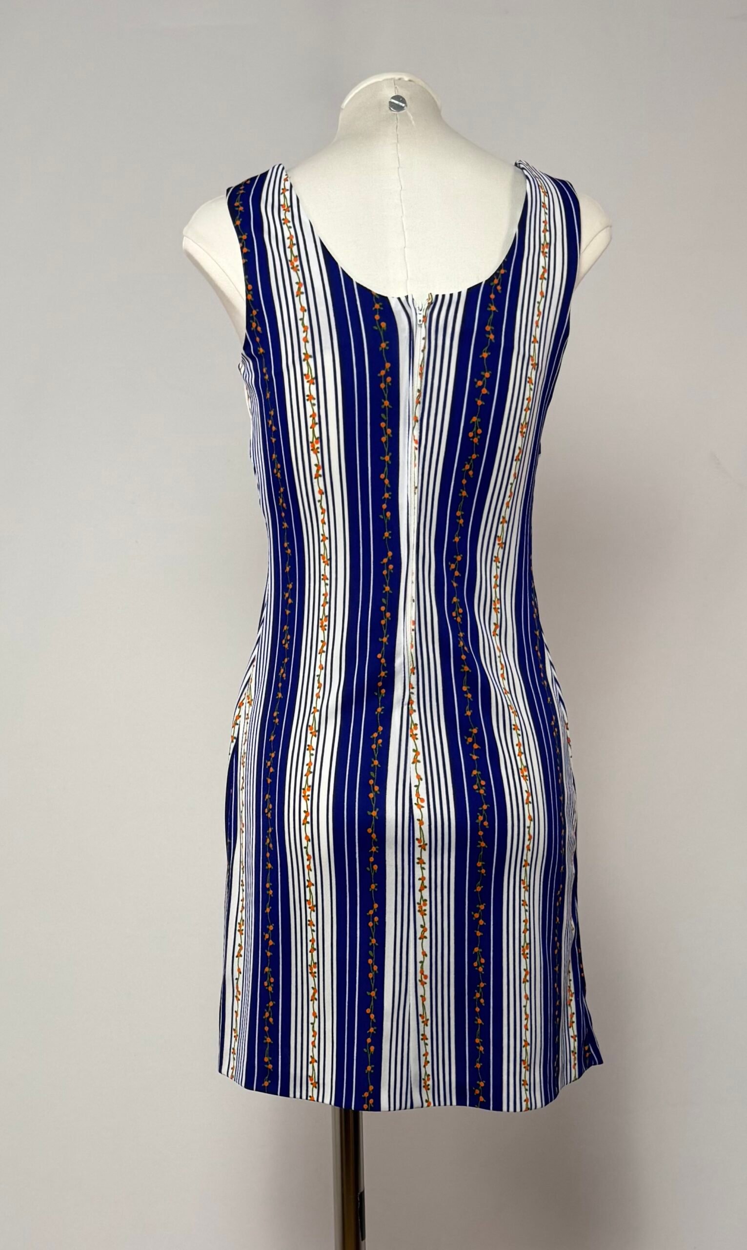 Mini vestido con líneas azules y blancas - Imagen 5