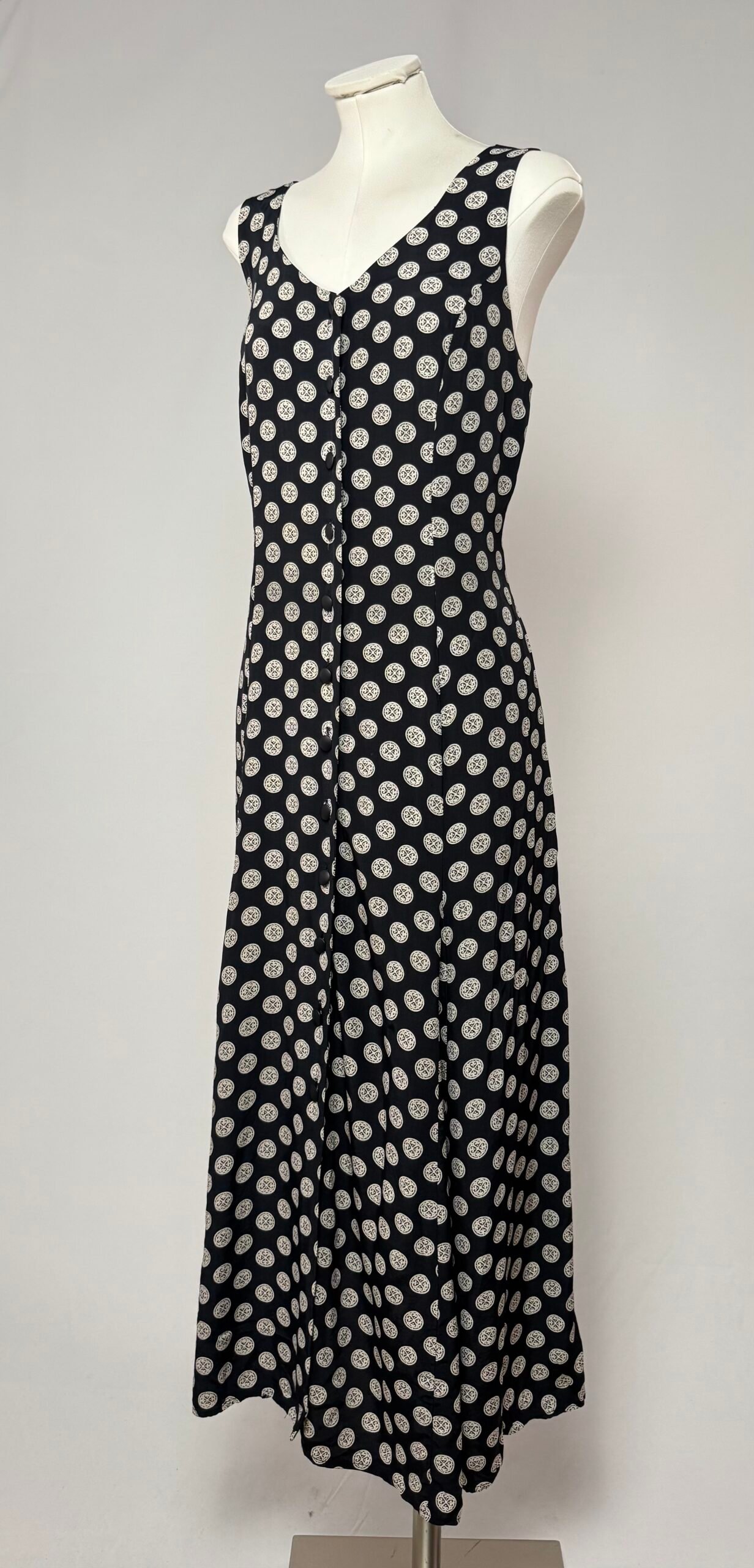 Vestido negro con medallones