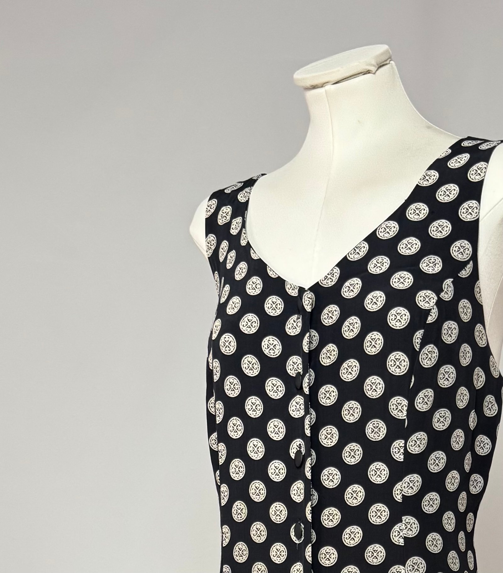 Vestido negro con medallones - Imagen 4