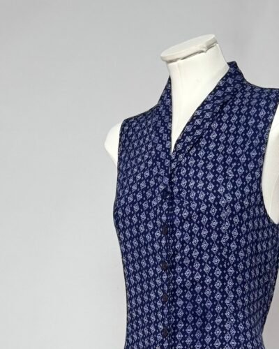 Vestido azul marino con estampado blanco
