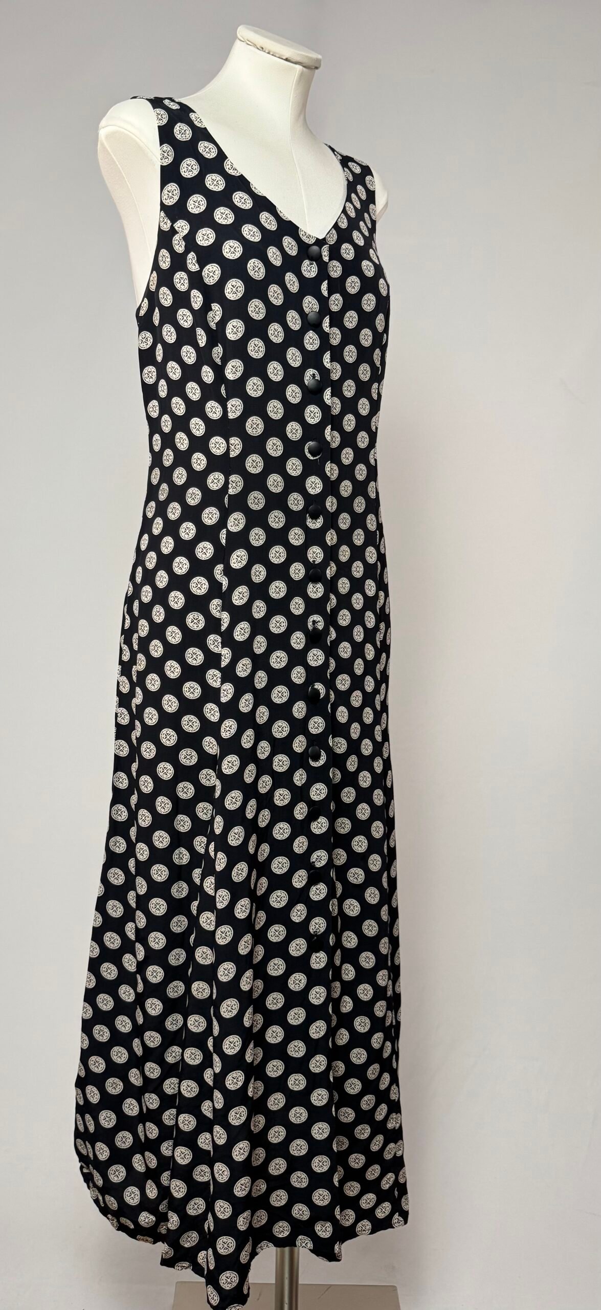 Vestido negro con medallones - Imagen 5