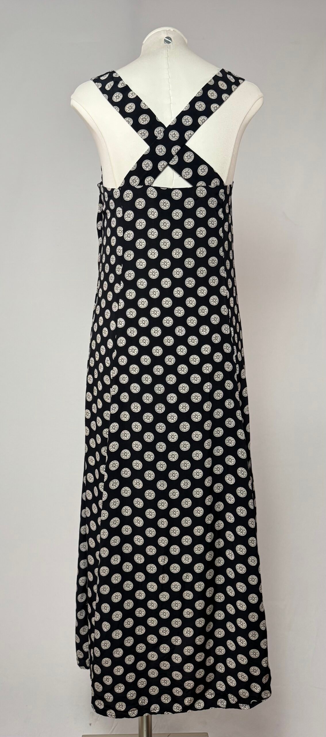 Vestido negro con medallones - Imagen 6