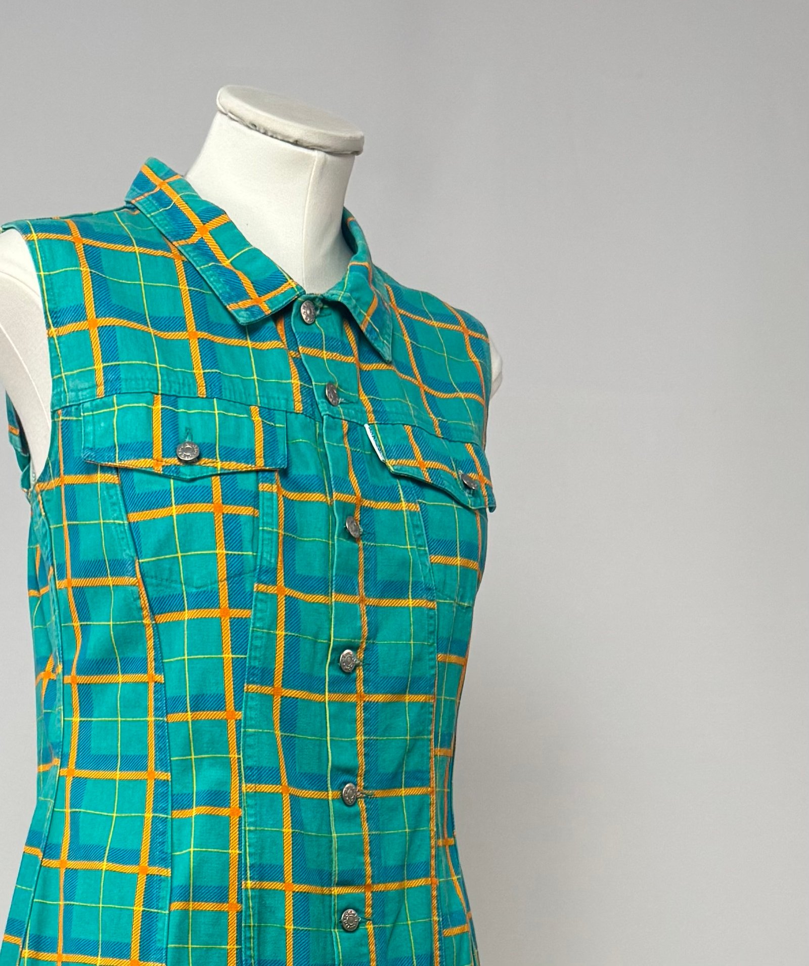 Vestido denim verde con cuadros naranja - Imagen 4