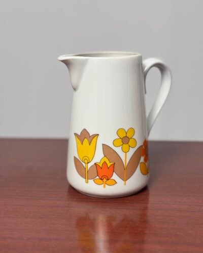 Jarra de porcelana con decoración floral francesa