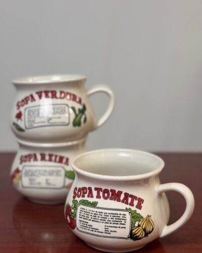 Tazas de cerámica con recetas de sopas