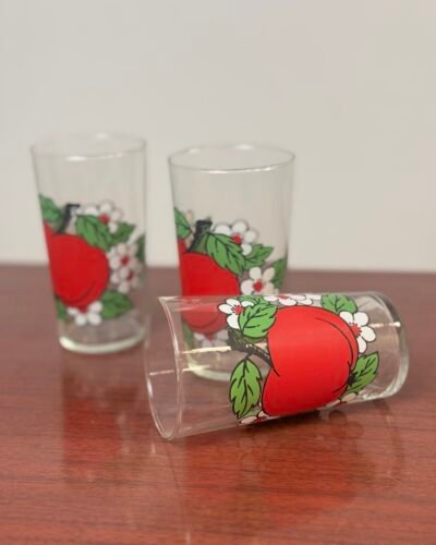 Vasos de cristal con cerezas