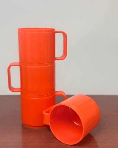 Tazas naranjas de camping